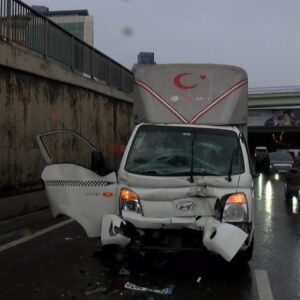 Beykoz’da arızalanan araca kamyonet çarptı; 2 yaralı