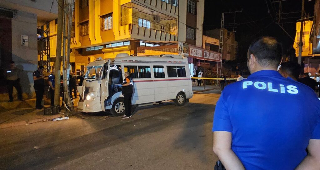 adanada kanli infaz dolmus soforu direksiyon basinda can verdi mEVEzqw6