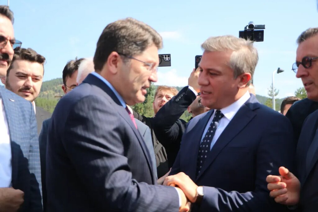 bakan tunc 30 tane ak partili belediyeyle ilgili sorusturma yapilmis qG9EceBN