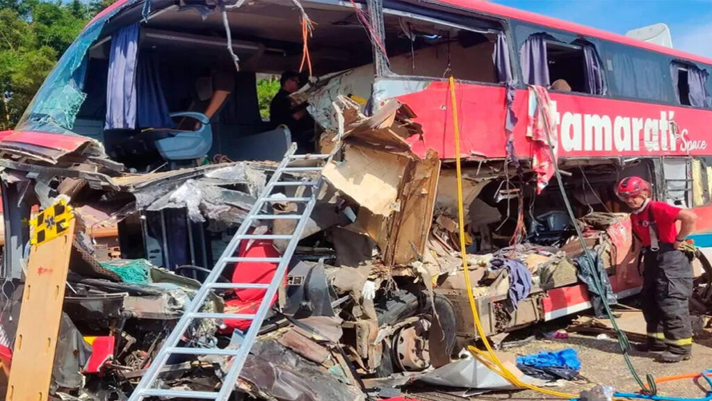 brezilyada pamuk kamyonuyla otobus carpisti cok sayida olu ve yaralilar var Up296r5x