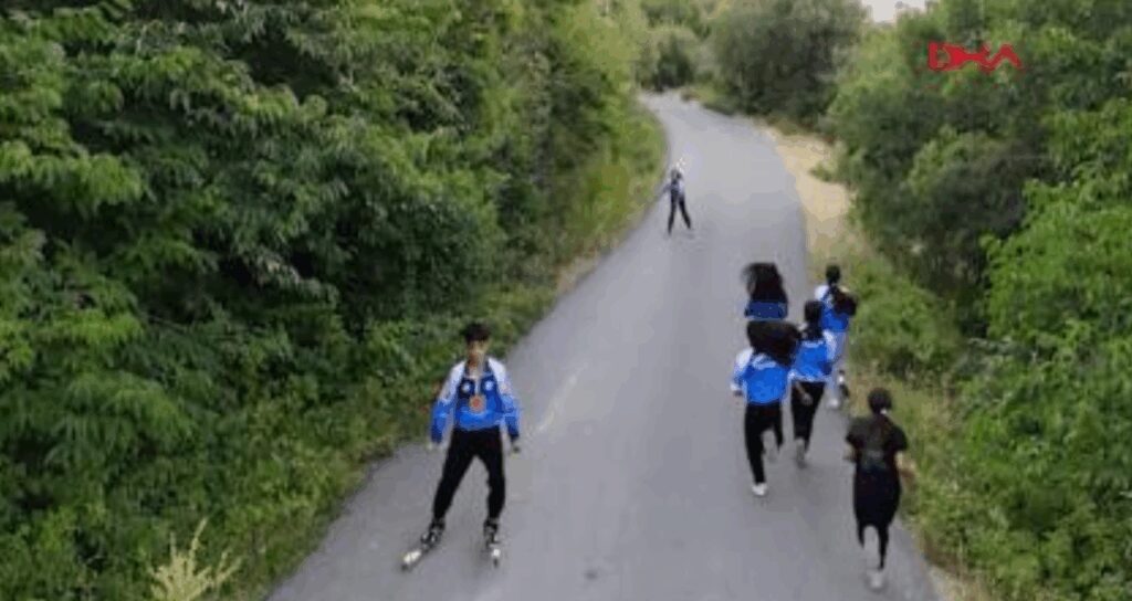kayakli kosu takimi sporculari 40 derecede asfalt yolda calisiyor vnQxpG8V