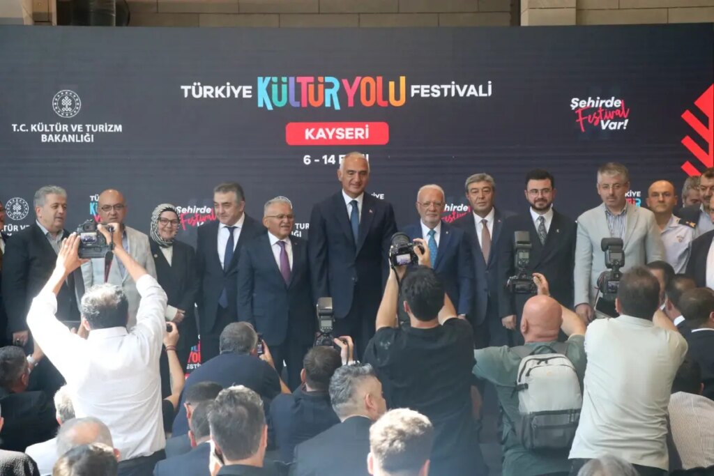 bakan ersoy silahlarin degil sarkilarin turkulerin sesinin cikmasini istiyoruz Q7eEs88Z