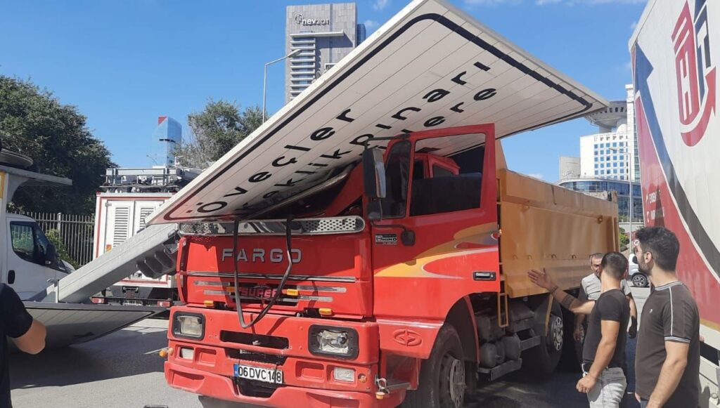 hafriyat kamyonu yon levhasini devirdi wASGeFvh
