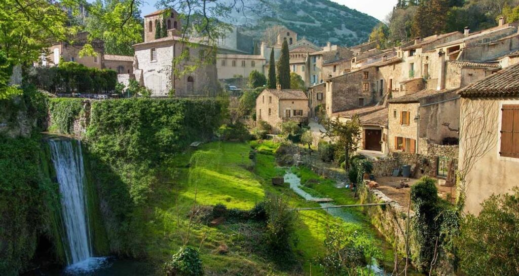 istedigimiz zaman disari cikamiyoruz deyip isyan ettiler sadece 250 kisinin yasadigi koye her yil 800 bin turist geliyor BEGx6TbW