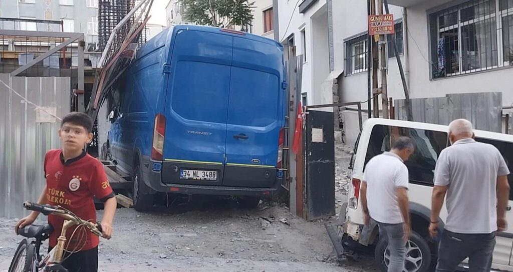 Kağıthane’de kargo aracı kontrolden çıktı, inşaat alanına girdi