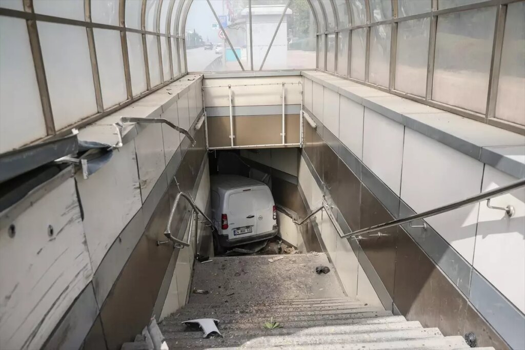 osmangazide metro alt gecidine arac girdi surucu yarali bGAxXIJA