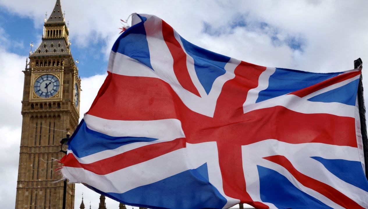 ingilteredecamiye saldiri icinde iki kisi varken atese verdiler VLgASz7V