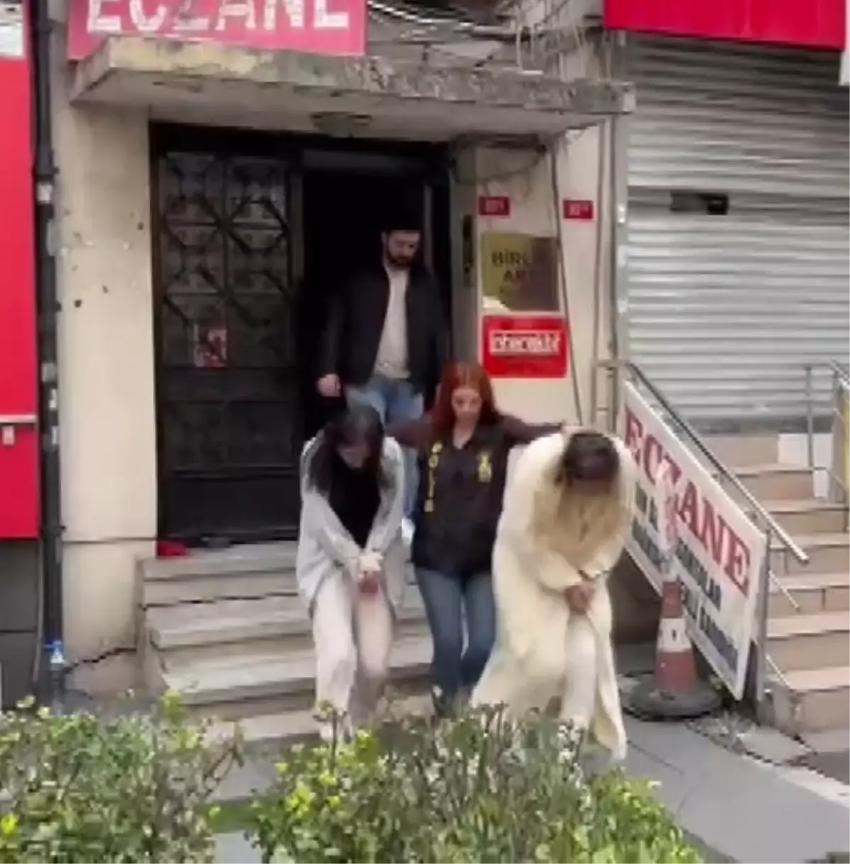 istanbul merkezli fuhus operasyonu 20 gozalti 16 tutuklama Ji9LcpKi.jpg