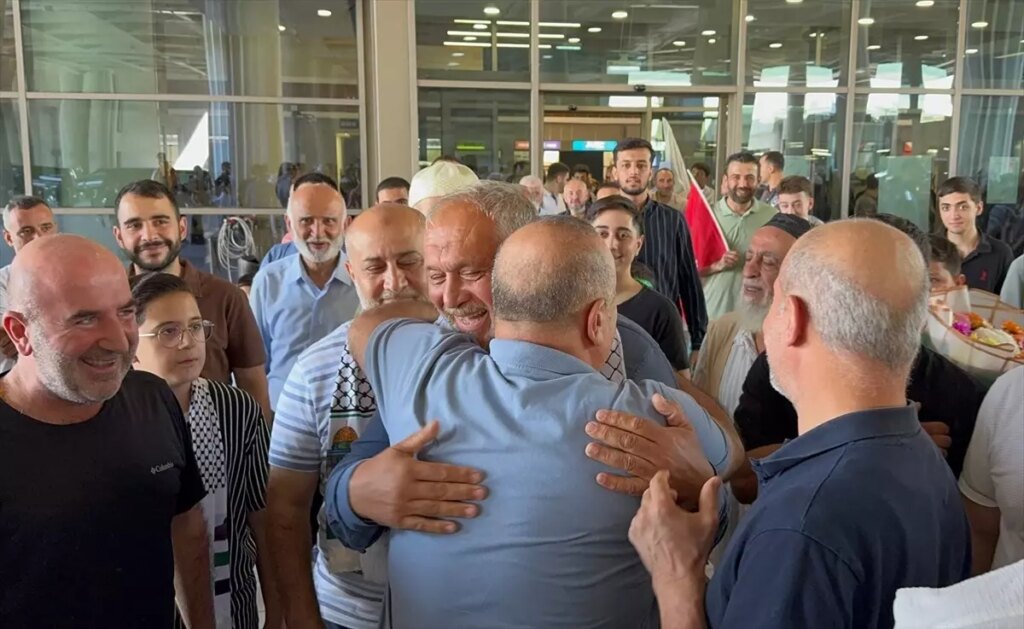 kuresel sumud aktivisti turunc mersinde cicekle karsilandi 2EPziExM