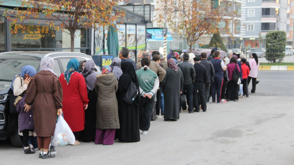 Denizi olmayan şehirde hamsi 40 TL’ye düştü: Vatandaş kuyruk oluşturdu