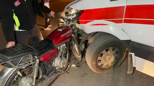 hastaneye yarali tasiyan ambulans motosikletle carpisti 1 yarali m7qKKBip.jpg