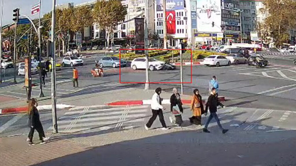 istanbul fatihte otomobilin carptigi motosikletin surucusu yaralandi 1LVx5Kbb.jpg