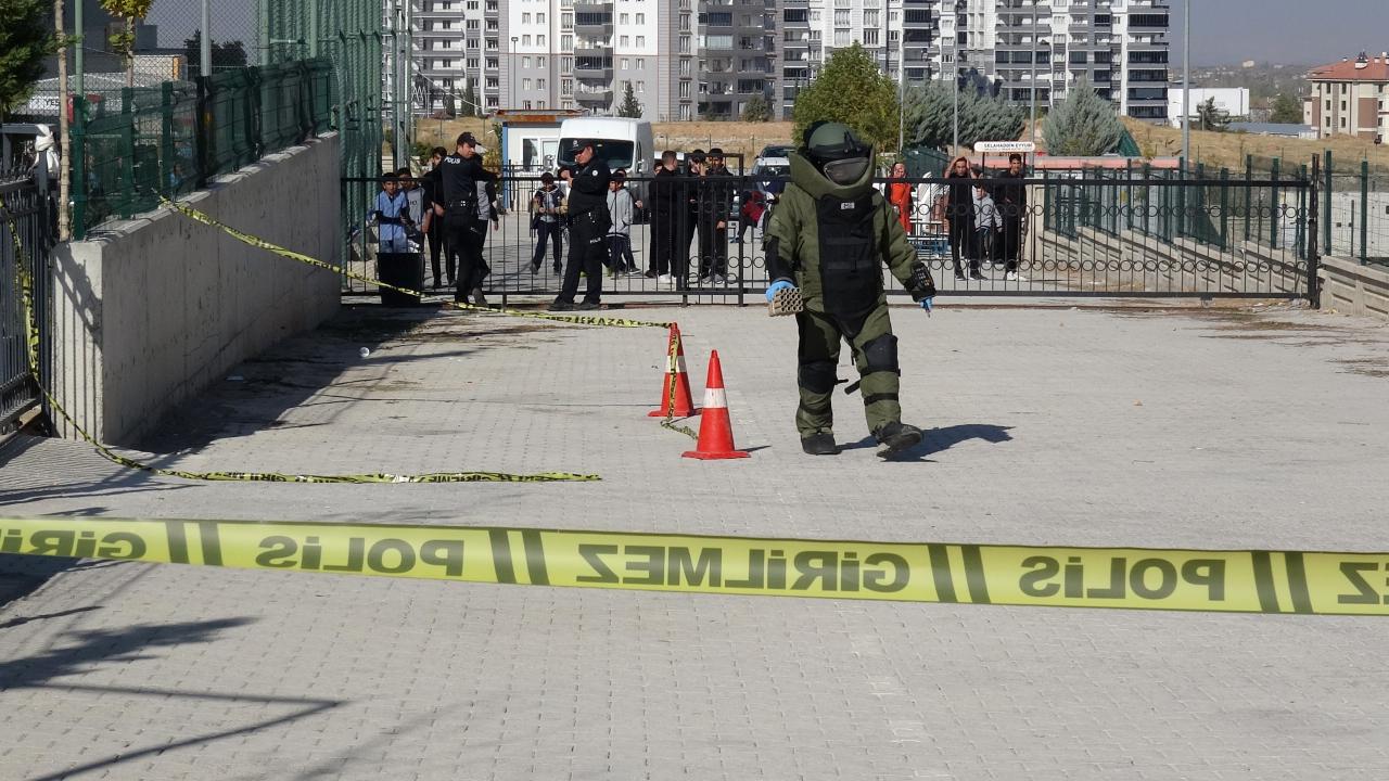 okul yerleskesindeki havai fisek rampasi panige neden oldu Q5mfqbDc.jpg