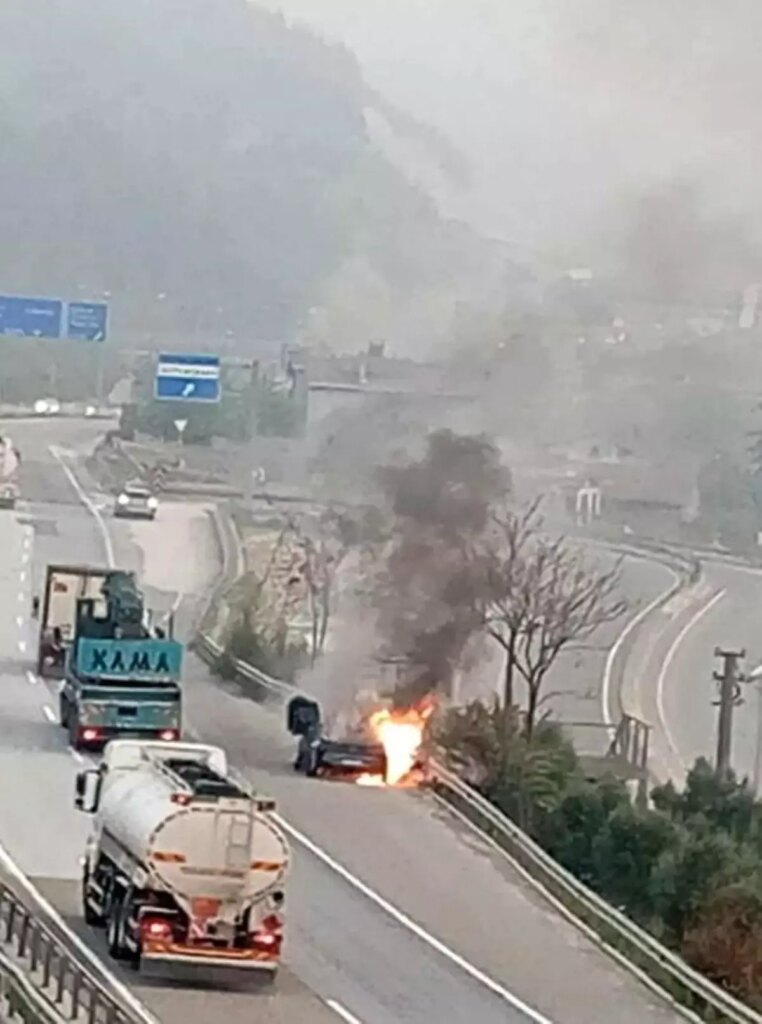 pamukovada seyir halindeki otomobil alev aldi CO6FBWZV.jpg