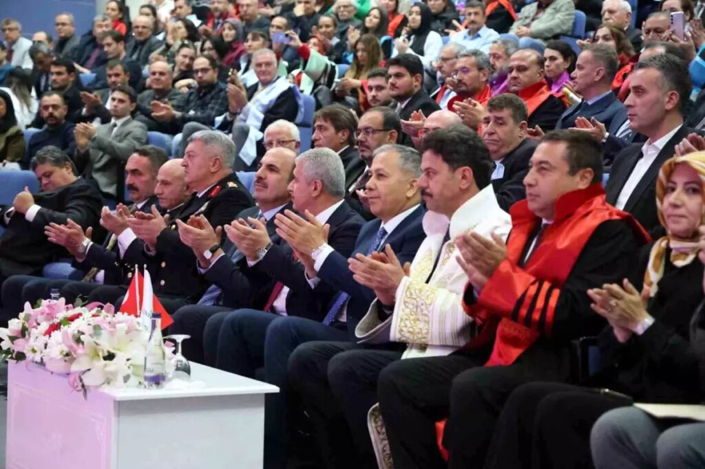 selcuk universitesinde akademik yil bakan yerlikayanin katilimiyla acildi a2vFUe3Y.jpg