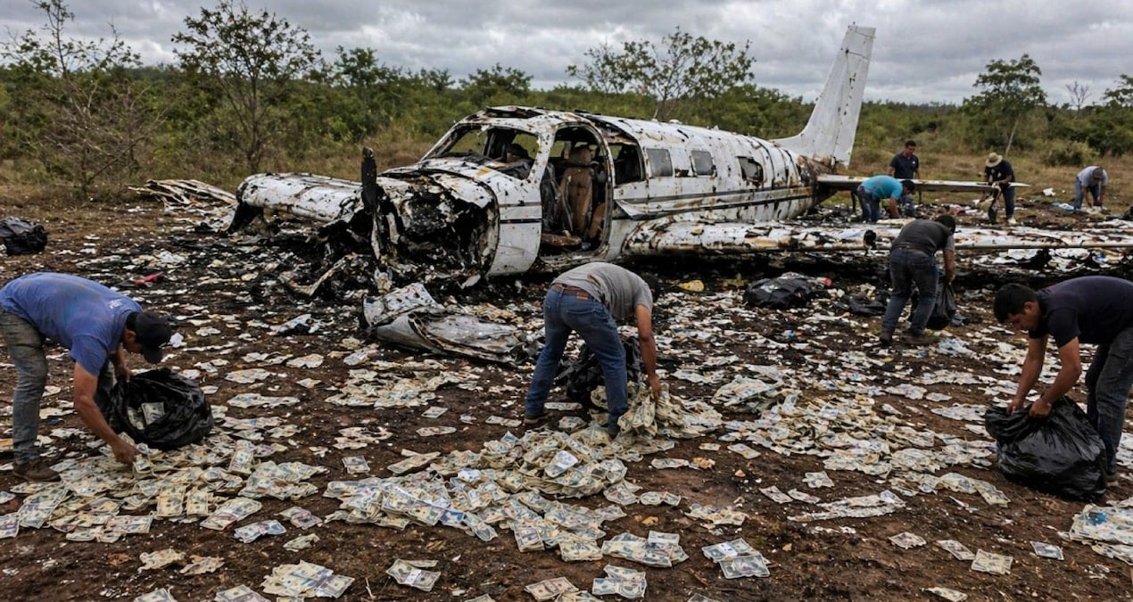 5 Milyon Dolar Taşıyan Uçak Düştü, Para Yağmuru Kaosa Neden Oldu