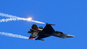 antalya-semalarinda-nefesler-tutuldu-soloturkten-23-nisan-oncesi-tuyleri-diken-diken-eden-gosteri-AgBzqYil