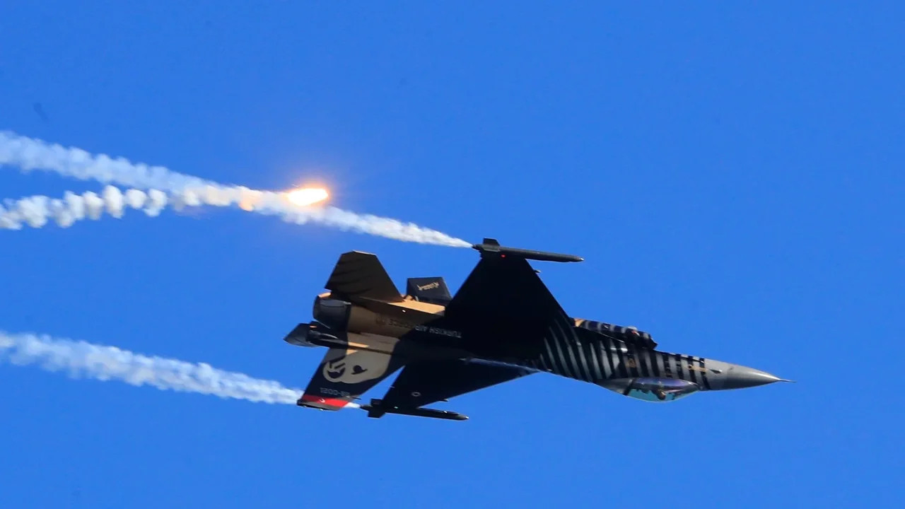 Antalya’da SOLOTÜRK’ten Unutulmaz Gösteri: 23 Nisan Coşkusu Hava’da Yaşandı