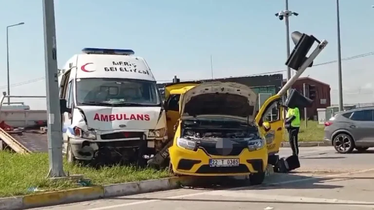 edirnede-ambulans-ile-taksi-carpisti-yaralilar-var-4VvrOO7a