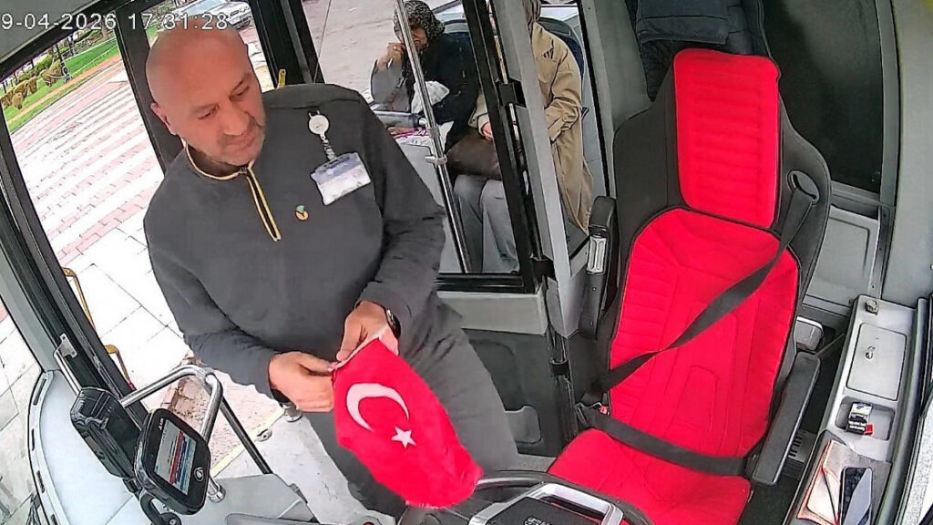 malatyada-herkes-onu-konusuyor-otobusu-durdurup-asagi-indi-gorenler-gozyaslarini-tutamadi-K5mg6mJR