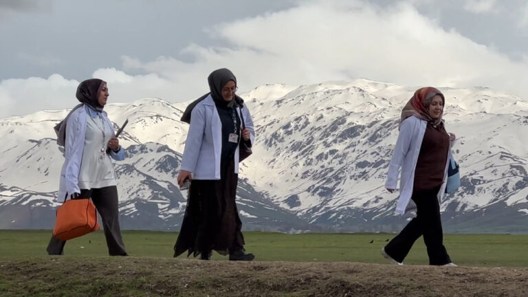 her-gebeye-bir-ebe-hakkarinin-en-uzak-koylerinde-hayat-kurtaran-ziyaretler-OJmpI92X