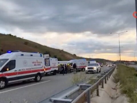 İstanbul-İzmir Otoyolu’nda Otobüs Devrildi: 36 Yolcu Yaralandı