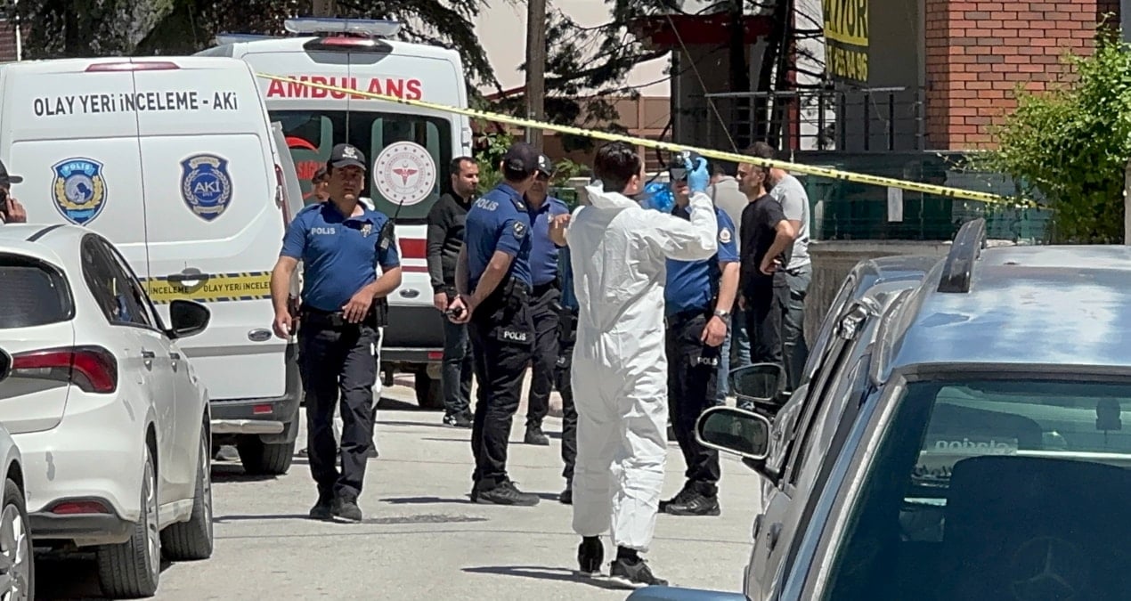 polisin-parkta-elleri-kanli-buldugu-evlat-anne-ve-babasini-katlettigini-itiraf-etti-Xz3bIn8J
