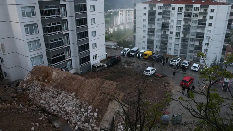 tokatta-panik-anlari-bir-sitenin-istinat-duvari-coktu-VBuH9Grh