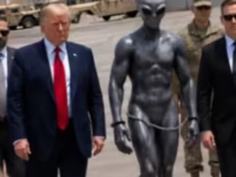 Trump’tan İlginç ‘Uzaylı’ Görseli: Kelepçeli Neden?