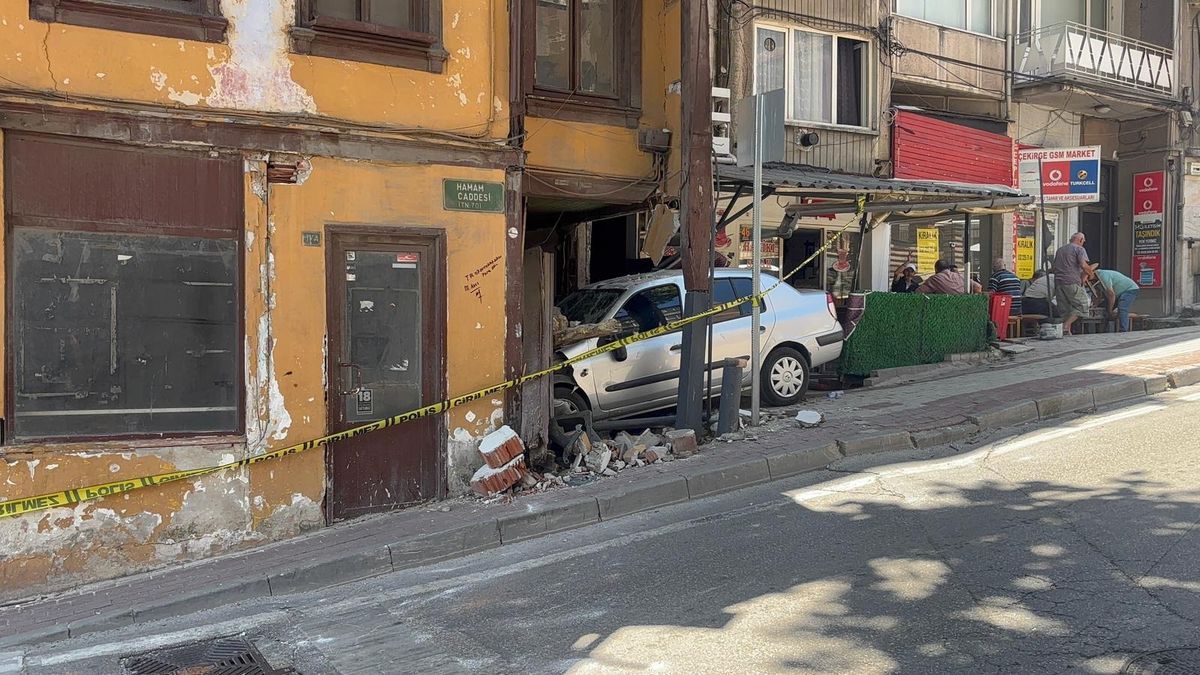 Bursa’da Park Halindeki Araç Metruk Binalara Çarptı