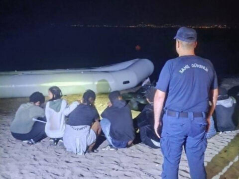 Izmirde 35 kacak gocmen yakalandi 27IAaMLs